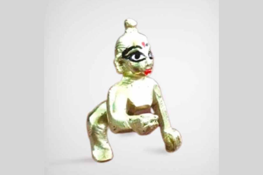 An idol of Gopal in metal.