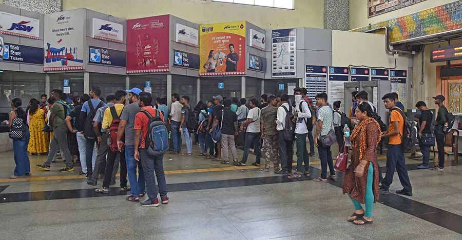 Disruption in local train services at Sealdah station on Saturday forced commuters to depend on Metro services to reach their destinations. Snaking queues were seen in front of ticket counters at Baranagar Metro station 