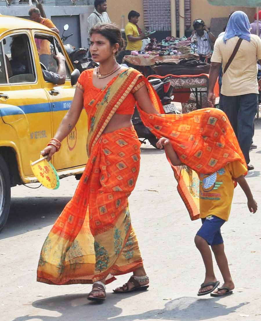 Kolkata experienced a hot and humid Sunday with the temperature touching 39.2˚C. The humidity was around 83 per cent, making it all the more uncomfortable. IMD has predicted monsoon to hit Bengal by June 15  