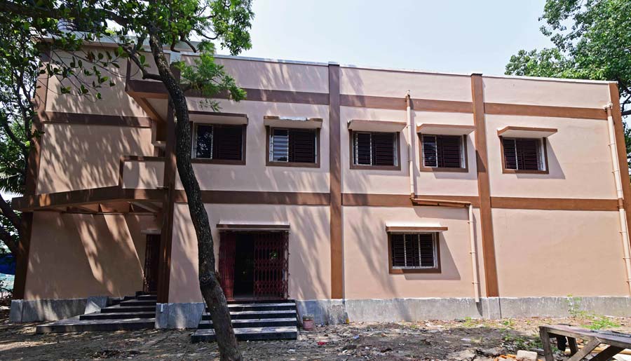 The Kolkata Municipal Corporation has renovated an abandoned Kolkata Improvement Trust (KIT) office at Vivekananda Park and has turned it into a two-storied community hall. This property will be leased out at an affordable price for ceremonies and functions etc 