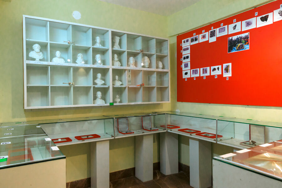 Busts of Archimedes, Ptolemy, Galileo, Leonardo da Vinci, Orville Wright, Nikola Tesla, Isaac Newton and Albert Einstein decorate the room further, paying tribute to some of the most prominent names in the fields of astronomy and physics. When you exit this room do not forget to look through the microscope kept in a glass casing that will give you a view into the composition of a micro meteorite. In this same passage, there is a wall with information about the Calcutta Black Hole incident which is sure to catch you questioning the things you know even further
