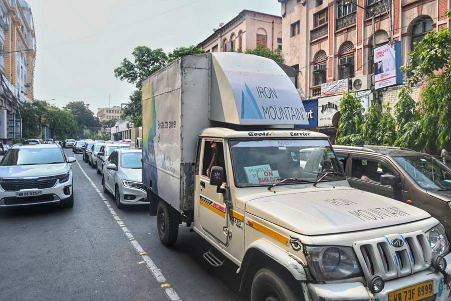The Park Street area was congested due to the fire that broke out at 1 Camac Street. Around afternoon traffic was slow on Mother Teresa Sarani  