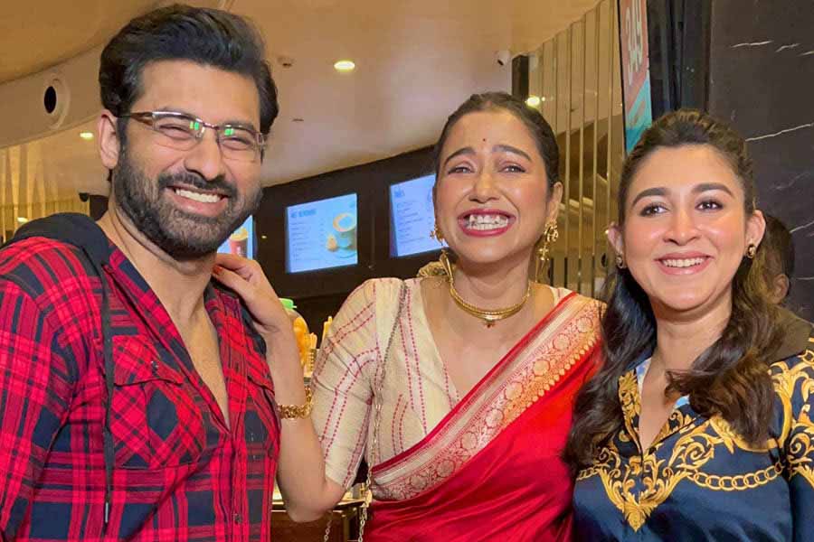(L-R) Ankush Hazra, Sohini Sarkar and Oindrila Sen at the premiere of Athhoi.