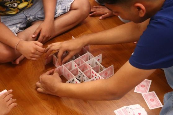 The participants were introduced to the art of card stacking, learning how to create simple structures and pyramids with playing cards and focusing on balance.