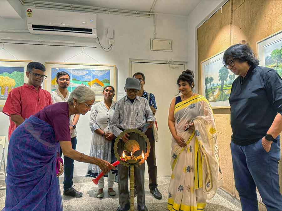 B-CAF, an eco-friendly art gallery inaugurated an outstanding art exhibition, ‘Echoes of the Earth’ curated by well-known art curator of international repute Reena Dewan. Present for the inauguration ceremony were Santi Das, IPS; Rupali Basu, art critic Mrinal Ghosh; curator Nanak Ganguly and floral artist Kavita Poddar