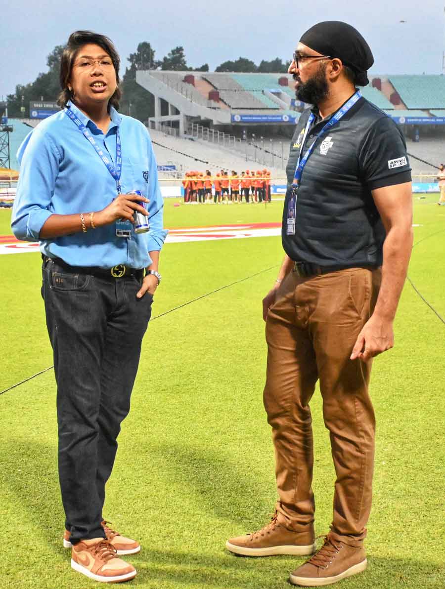 Former  cricketer Jhulan Goswami with her English counterpart Monty Panesar during the Bengal PRO T20 Cricket League at the Eden Gardens on Thursday