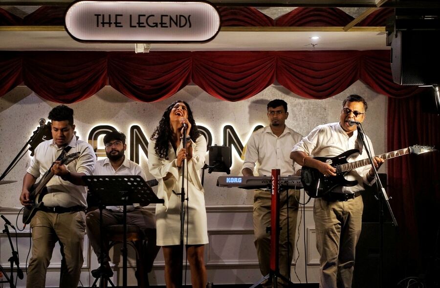 Samara Vyas and Generations Apart kept the crowd groovy with DJ Harish setting the mood before and after. While Samara’s set focused on old classics and some rock, DJ Harish took a more upbeat path with some disco and poppy music