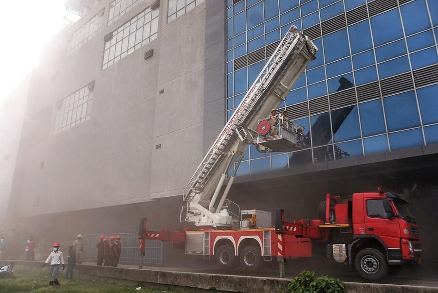 A fire tender with a hydraulic ladder tries to access the building from Geetanjali stadium car park