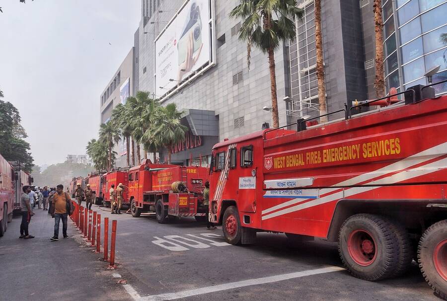 With arrival of more and more fire tenders, the road between Rene Tower and the mall was cordoned off and completely closed to civilian traffic 