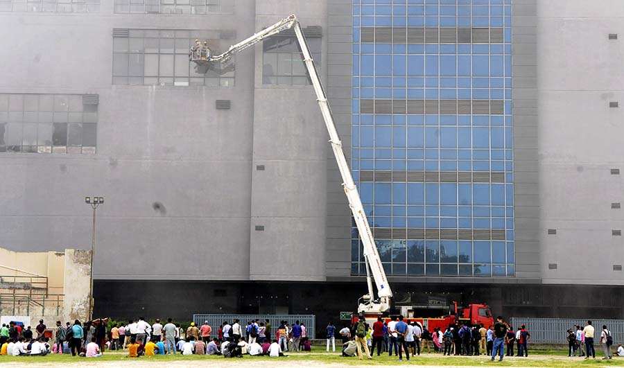 Fifteen fire tenders rushed to Acropolis Mall in Kasba’s Rajdanga after a fire broke out on the third floor of the mall. Swift action by the mall management and fire department ensured that evacuation was smooth and none was hurt till the blaze was contained 
