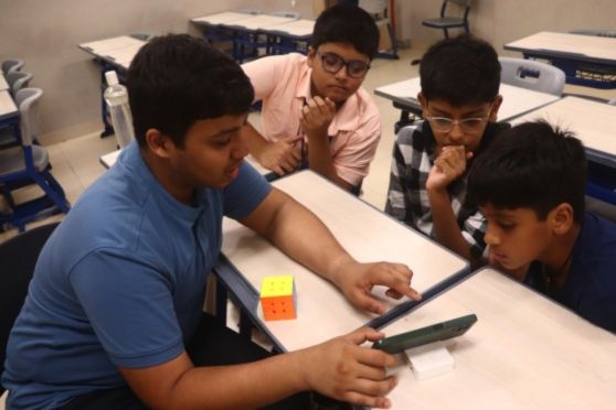  The workshop explored the benefits of "smart cubes" that track your solving time and stats.