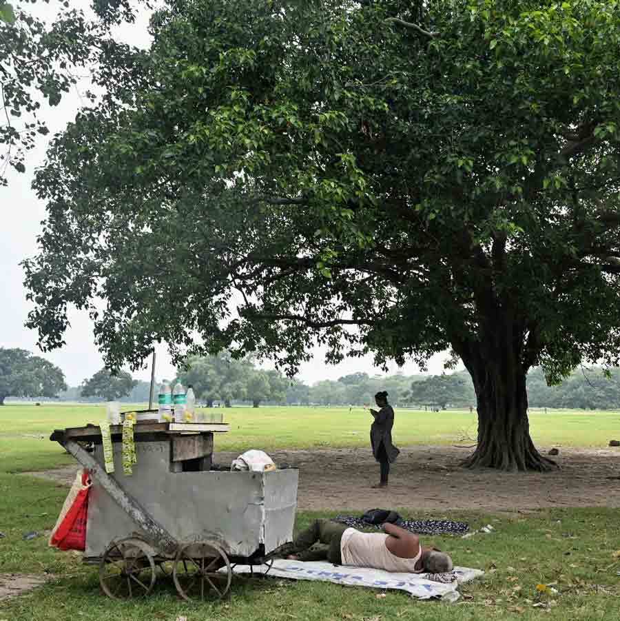 Kolkata recorded a maximum temperature of around 35.3°C on Tuesday. The high mercury level, along with relative humidity of 92 per cent, made it yet another uncomfortable day 
