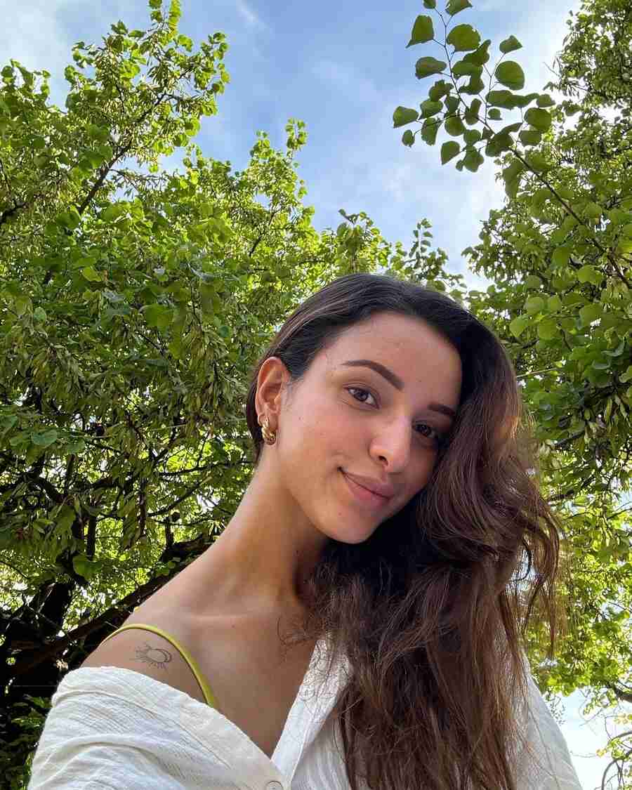 Dressed in an oversized white shirt, the 30-year-old actress flaunted her no-makeup look in a selfie.