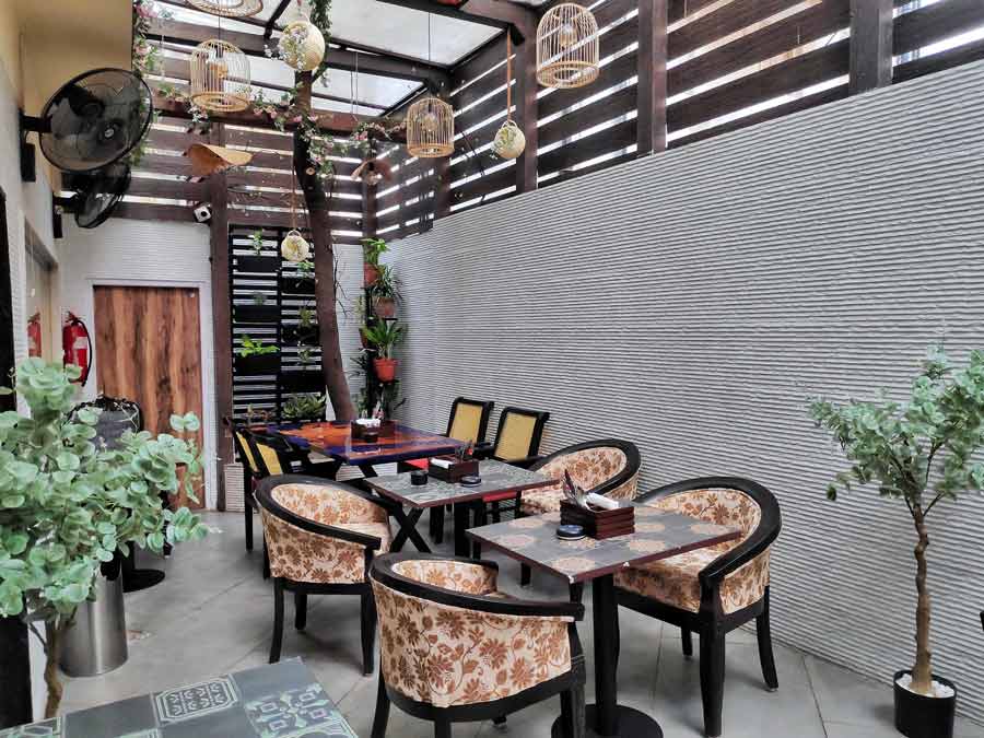The outdoor seating offers a peek into the kitchen. While most prefer the indoor seating in the sultry months, once the rains cool it all down, the outdoor space is sure to be a top choice. Potted plants of various kinds make up the decor, creating a perfect cosy cafe moment for the ‘gram
