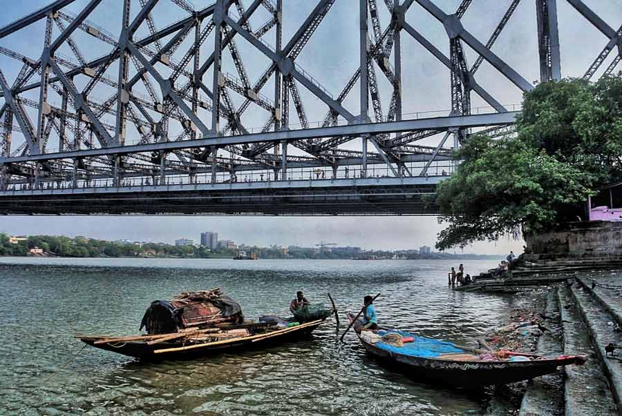 The city sky was gloomy throughout the day, sparking hope for rain. However, monsoon still seems to be delayed in south Bengal. In a special bulletin, IMD on Wednesday stated that conditions are favourable for southwest monsoon to hit some parts of south Bengal soon 