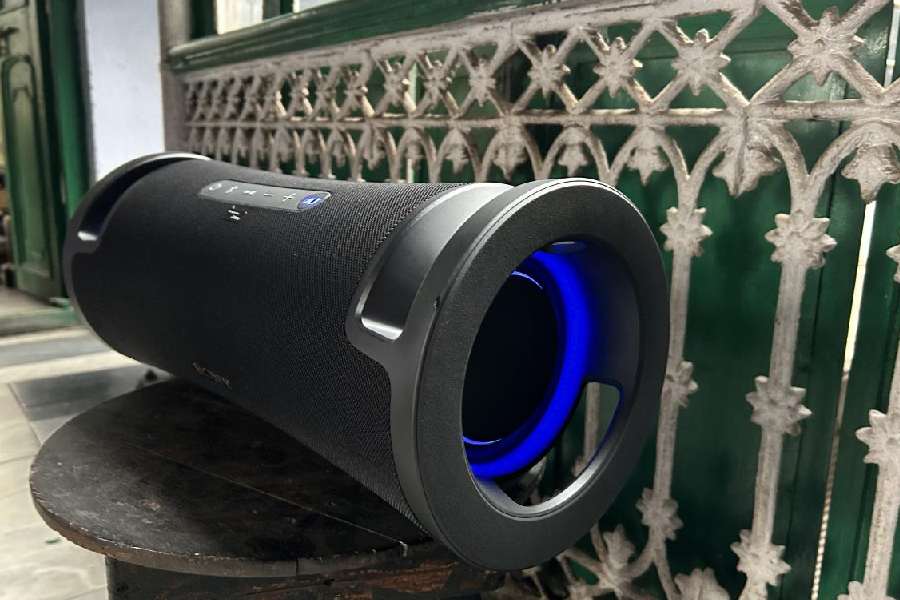 You can listen to music while keeping the speaker either horizontally or vertically.