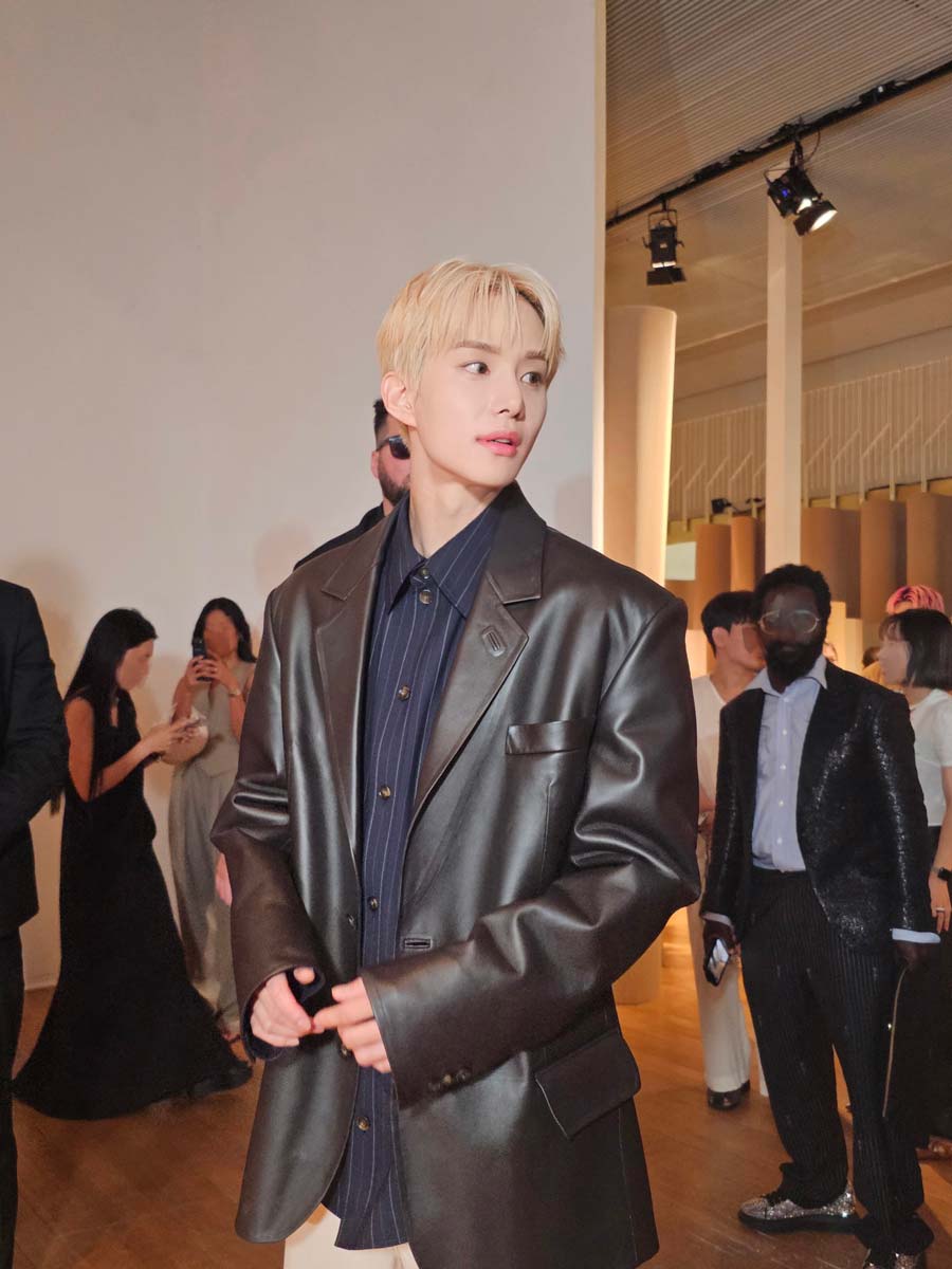 Another member of NCT, Jungwoo, attended Italian luxury shoe brand Tod’s presentation at the fashion show. A classic leather jacket over a blue pinstripe shirt was the singer’s choice this year.
