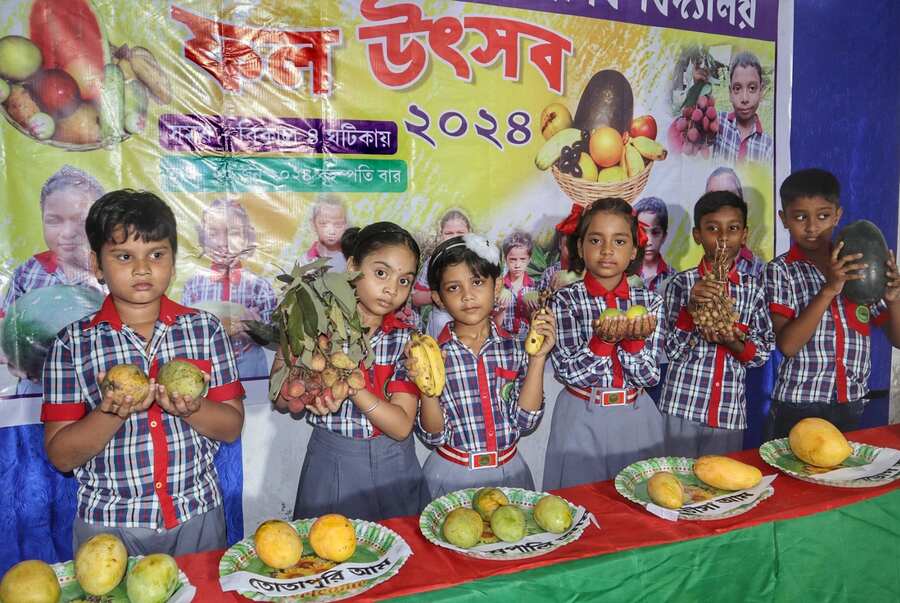 A fruit festival was held at Green Park Siksha Sadan Primary School in Narendrapur. The annual festival is aimed at educating children about various summer fruits. After the event, the fruits are cut and distributed among students   