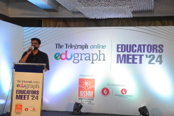 The chief guest of the evening, Sujoyneel Bandyopadhyay, took the stage with his charismatic presence and illuminated the audience on the rising popularity of unconventional career paths.