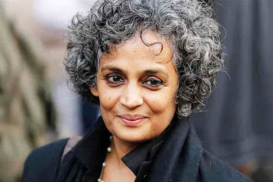 Hundreds of academics, writers and political activities have signed an open letter saying that there should be no restrictions on what Arundhati Roy can write in prison