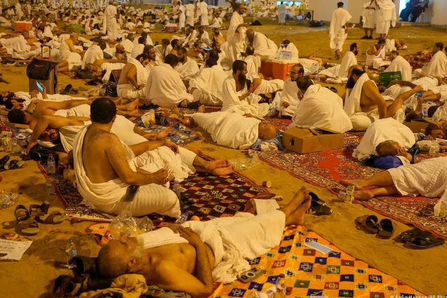 Egypt says some travel agencies sent "unregistered" pilgrims to Mecca and did not offer them adequate accommodation