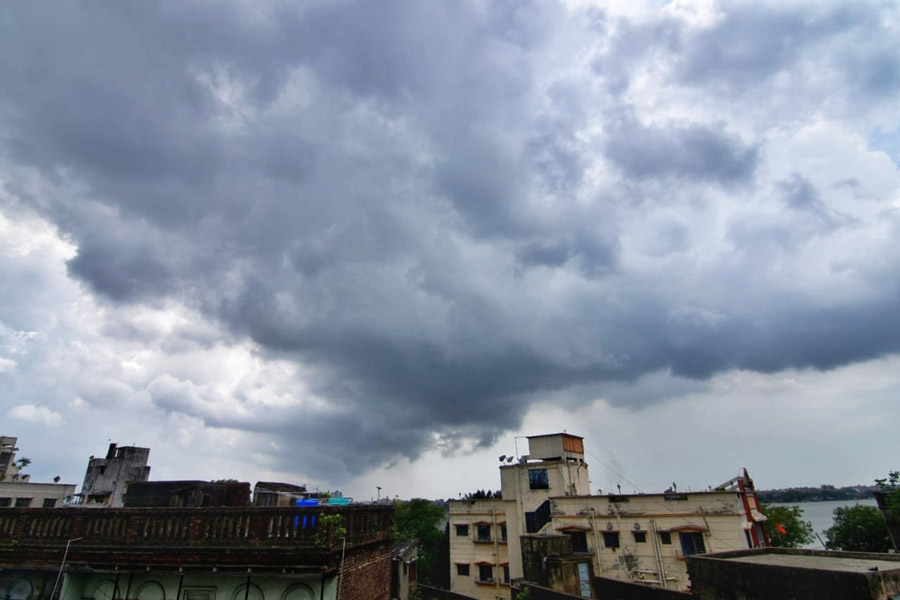 South Bengal welcomed the southwest monsoon on Friday. Kolkata has since been receiving light rainfall in several areas. On Sunday afternoon, the recorded rainfall in the city was around 7.6mm. Light to moderate rainfall will continue in this part of the region for the next 2-3 days, the weather office has said