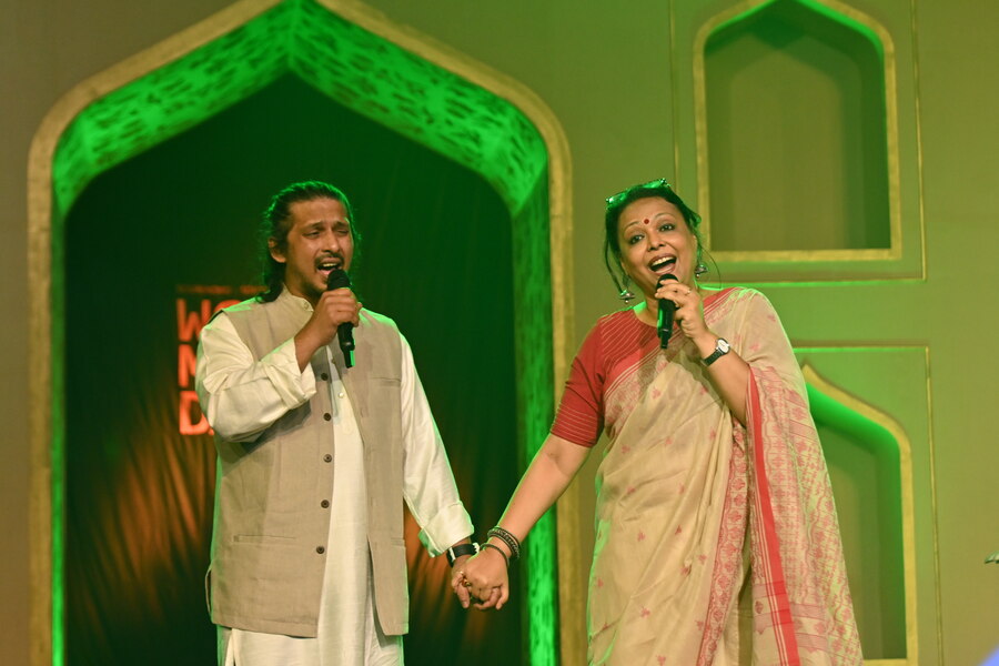 The next performance featured an international collaboration between Lopamudra Mitra and Shayan Chowdhury Arnob. The two paid a fitting tribute to the rivers Ganga and Padma with Bhupen Hazarika’s song, ‘Ganga Amar Ma’. “We may be from two countries, but sing in the same language,” said Mitra. Arnob added, “Wars are plaguing the world, but this concert has shown how music will always unite.”
