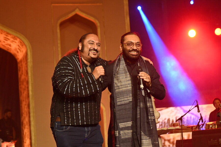 (L-R) Leslee Lewis and Anindya Chatterjee paid homage to the friendships that make life worth living, with a medley of ‘Yaaron’ (which Lewis composed for KK) and Chandrabindoo’s ‘Bandhu Tomaye’. “Ever since we performed at St. Xavier’s College in 1996, Kolkata has been rocking!” smiled Lewis 