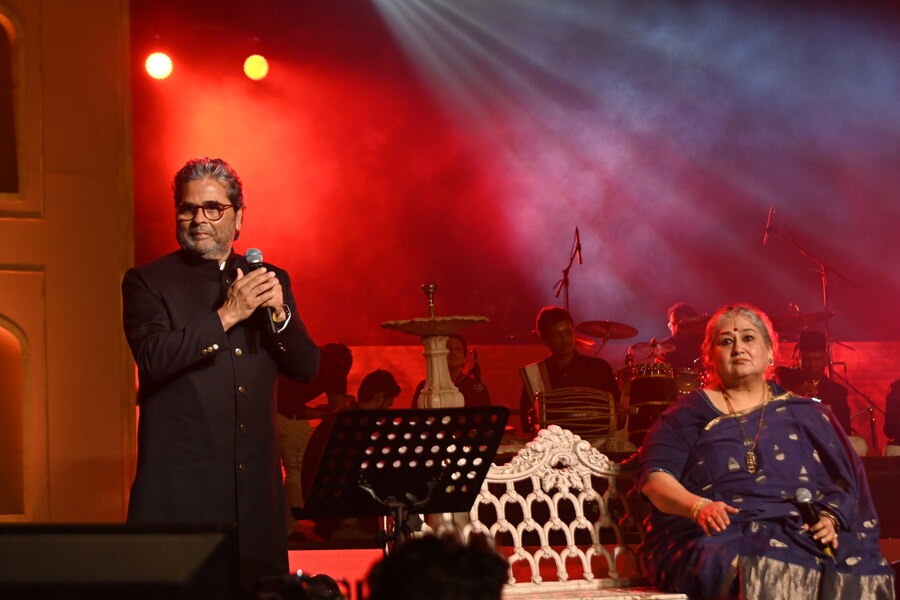 Romance made way for spirituality, as Vishal Bhardwaj and Shubha Mudgal personified a conversation between two great philosophers. While Bhardwaj sang Kabir’s ‘Tera Sai Tujhme Hai’, Mudgal brought alive Lalon’s ‘Sob Loke Koy Lalon Ki Jaat Songsare’. “Aaj mera khwab pura hua hai, jo mujhe Shubha Mudgal ji ke saath gaane ka mauka mila, woh bhi sangeet ki rajdhani Kolkata mein, (“Today, my wish of singing with Shubha ji came true, that too, in the capital of music — Kolkata”), beamed Bhardwaj