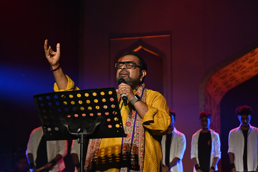 In his first performance after his Grammy win, Shankar Mahadevan enthralled audiences with his tribute to Kazi Nazrul Islam on his 125th birth year, with not one, but two of his pieces. “I feel honoured to celebrate not just a romantic poet, but also a revolutionary,” he said, before singing ‘Durgam Giri Kantar Moru’ and ‘Shunyo E Buke Pakhi Mor’