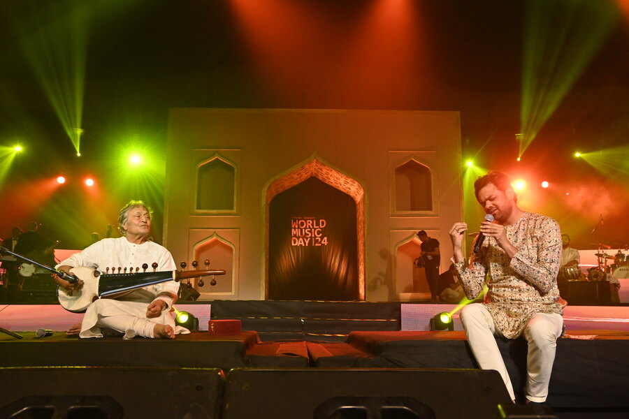 Soumyojit returned on stage to sing Raag Bhairavi opposite sarod maestro and Padma Vibhushan, Ustad Amjad Ali Khan. “My life began in Bengal, and most of my concerts have happened here. Music is truly god’s gift and it connects the world,” said Khan 