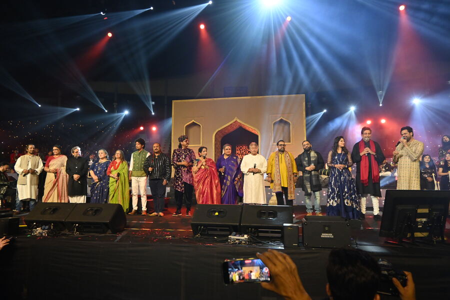 As per tradition, Sourendro-Soumyojit saved the best for the last. Every artiste shared the stage to celebrate Mohammad Rafi’s birth centenary with the fitting, ‘Abhi Na Jao Chhod Kar’, as 10,000 people switched on their flashlights. “We thank every single one of you for inspiring us and making this possible. This is for Kolkata,” signed off Sourendro 
