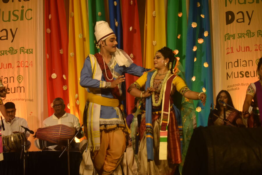 The musical part of the evening began with a performance by the teachers and students of Visva-Bharati, who got together to stage Rabindranath Tagore’s dance-drama, ‘Chitrangada’