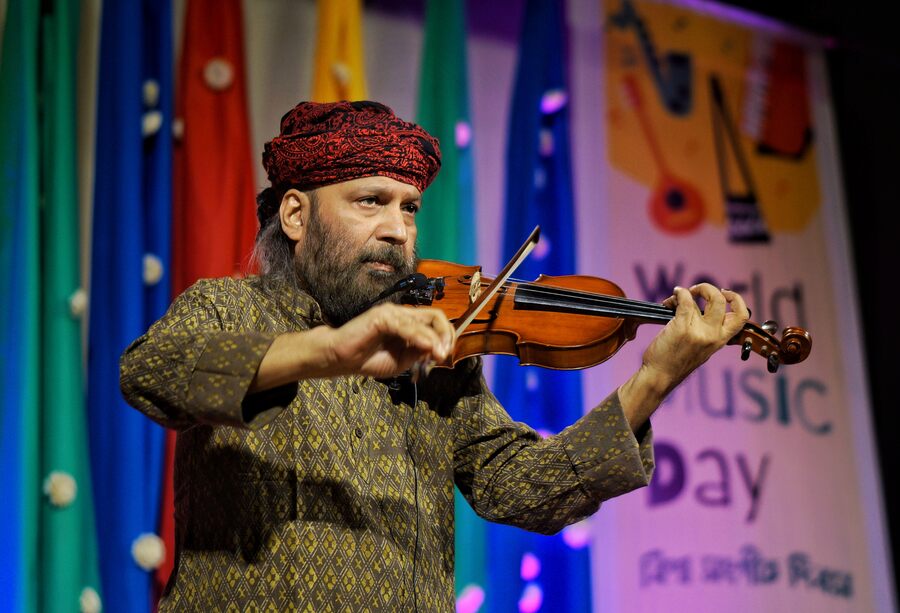 Debojyoti Mishra enthralled the audience with a spontaneous violin performance. He was onstage, as a member of the team, playing the violin, giving ‘taal’ and cheering on the performers
