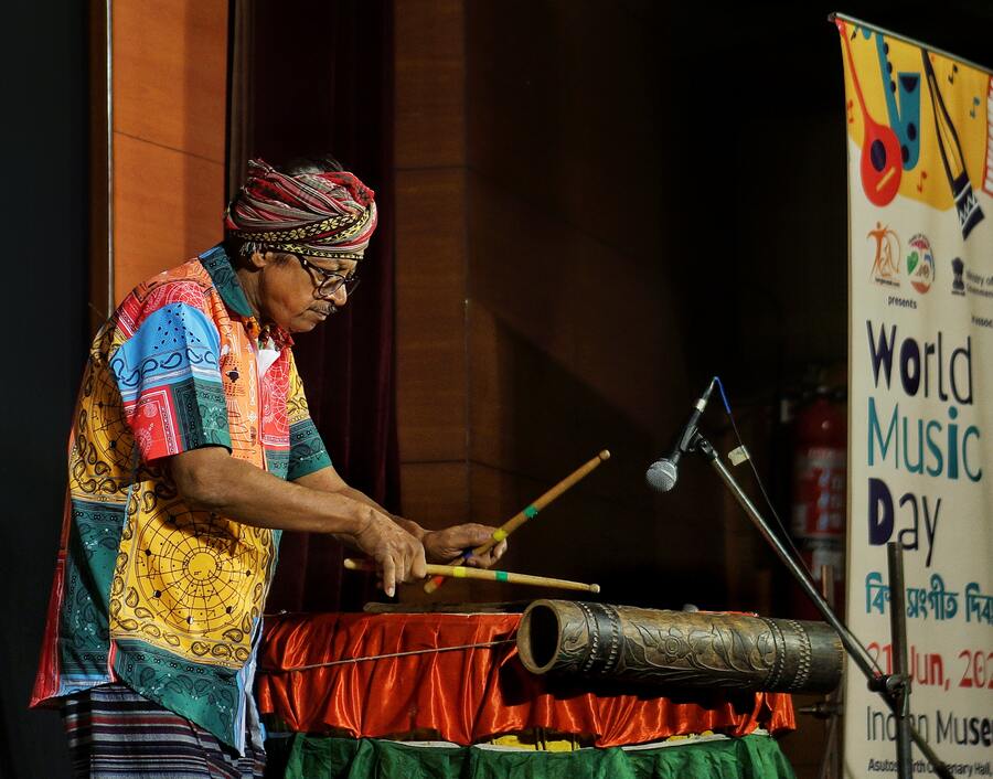 The melodious thunder of the ‘dhamsa’ and ‘madol’, played by ace musician Pranesh Shome, added magic to the ambience. The audience also requested solo acts by Shome multiple times during the concert