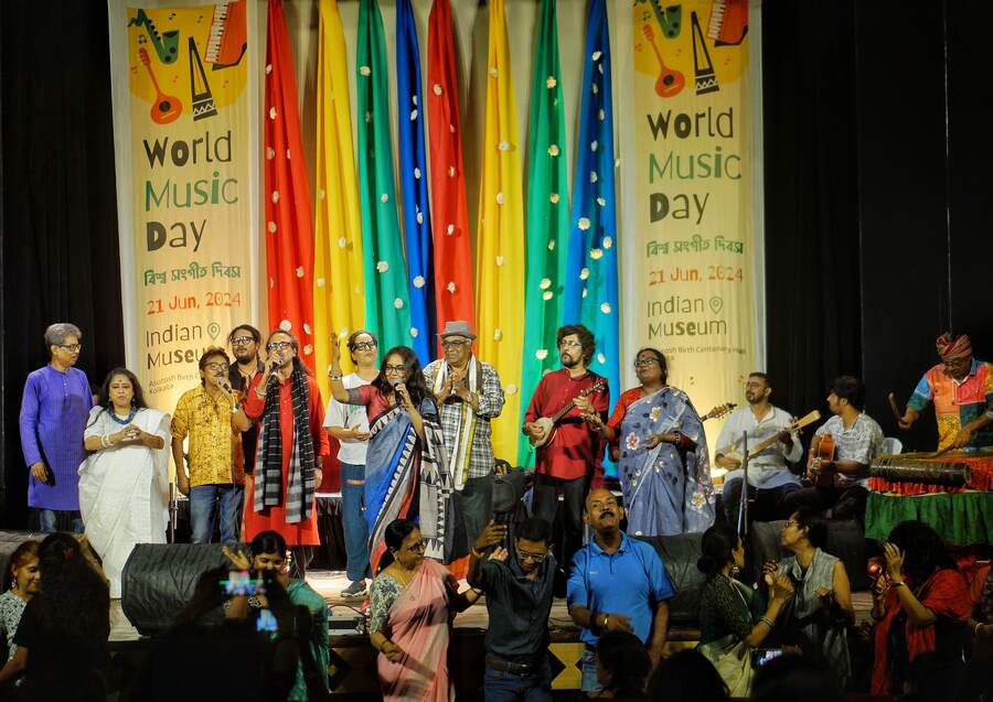 The coming together of all the performers for the finale of the evening was led by Debalina Bhowmick — another long-term member of Banglanatak dot com. The audience joined musicians, singing and dancing to celebrate the final hours of World Music Day, as the team sang ‘Mayajaaley Bandi Hoye Aar Kotokaal Thakibo’