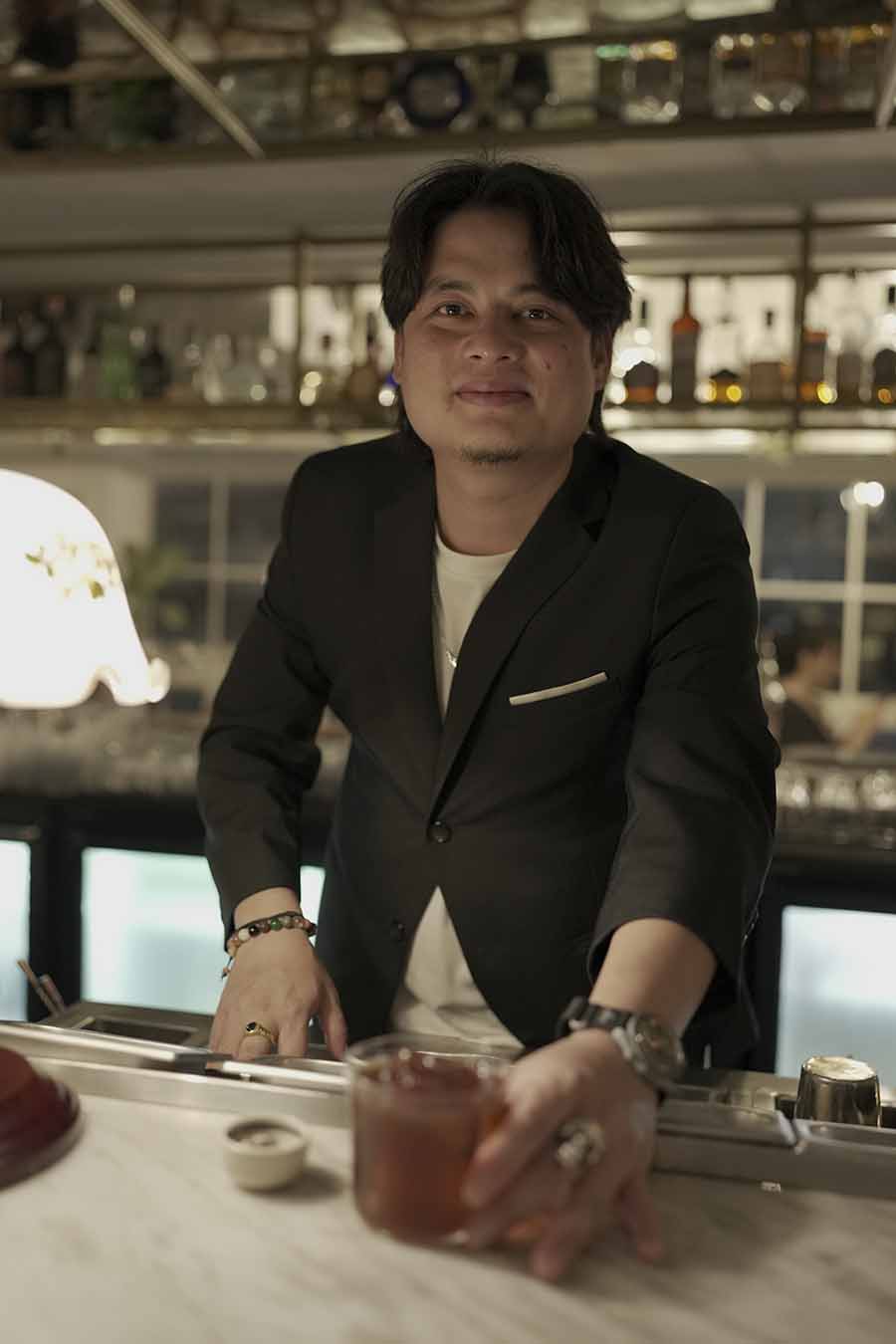 With bar takeovers becoming the buzziest trend of 2024, AMPM Kolkata has invited some prominent international bartenders for memorable nights. The latest took place on June 12, as Gagan Gurung from Tell Camellia, Hong Kong, was invited to do a Ki No Bi gin showcase, supported by Pernod Ricard. With a smile on his face and flair in mixing, Gagan served up four tea-based cocktails from the Tea Tales menu with Ki No Bi and Chivas 12 Years. While Kolkatans love their sips, Gagan, too, was quite impressed with what AMPM Kolkata mixologist Pankaj Gussain served him at AMPM. “Pankaj made a martini with tomato-distilled gin and Gondhoraj lemon. It was crisp, uniquely citrusy and truly mind-blowing,” gushed Gagan