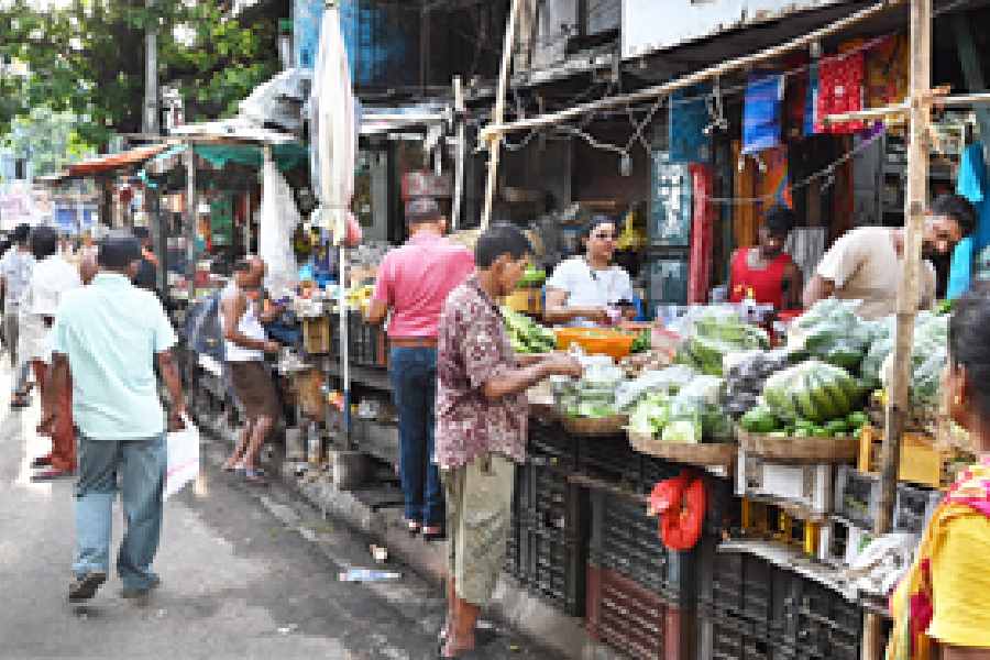 Hawkers' stalls that had spilled on Puddapukur Road shifted to a pavement on Tuesday.