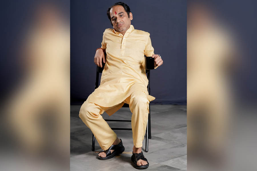 Ritwick Chakraborty’s character Sumit is seen in a cream-coloured kurta-pyjama with a tilak on the forehead.