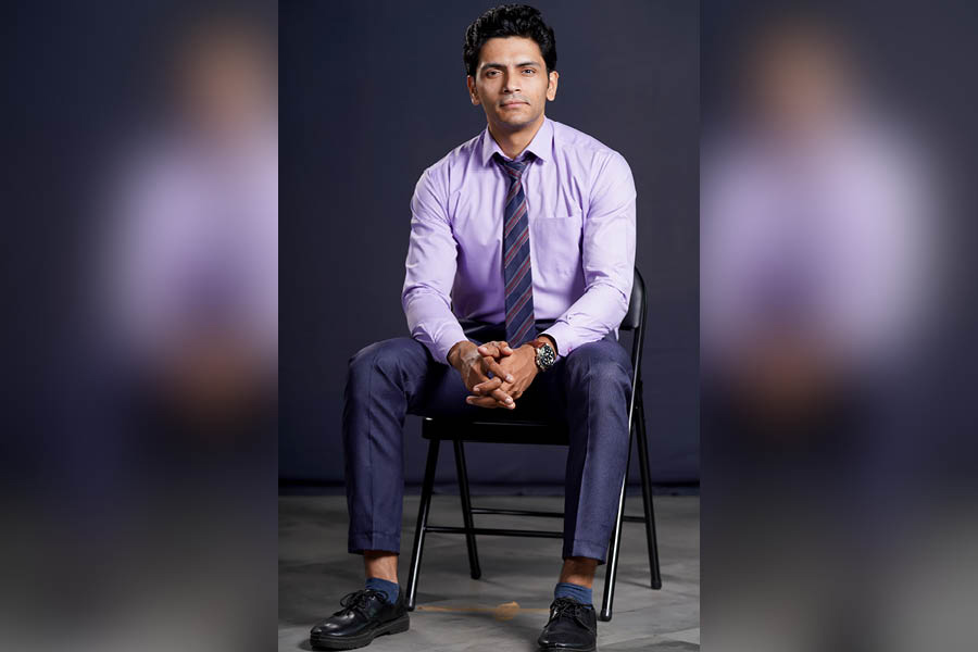 Arjun Chakrabarty’s character Koushik wears a corporate look.