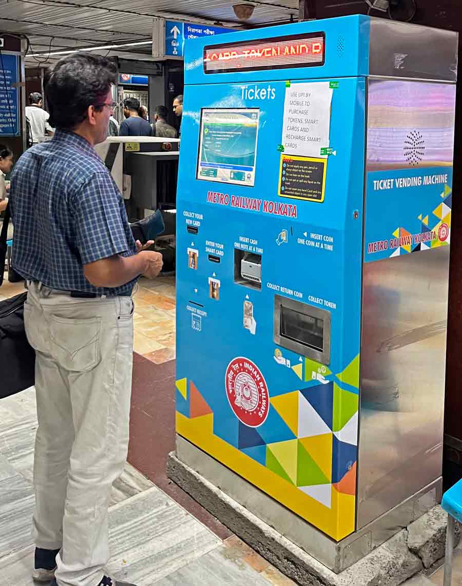 Metro Railways has installed New Automatic Smart Card Recharge Machines (ASCRM) at Dakshineswar, Dum Dum, Central, Chandni Chowk, Esplanade, Rabindra Sadan, Jatin Das Park, Kalighat and Kavi Subhash Metro stations of Blue Line for the convenience of the passengers. In picture, a passenger in front of ASCRM at Chandni Chowk Metro station using the machine to recharge smart card   