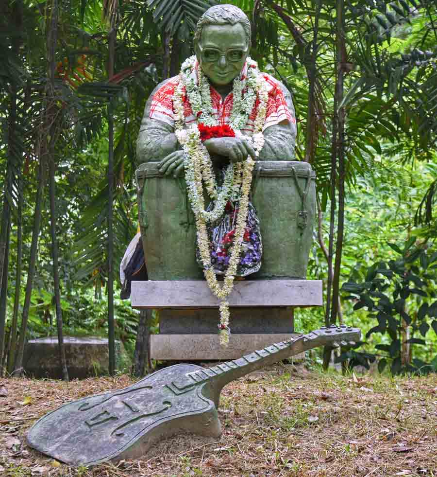 On music director R D Burman’s birth anniversary, his statue on Southern Avenue was garlanded   