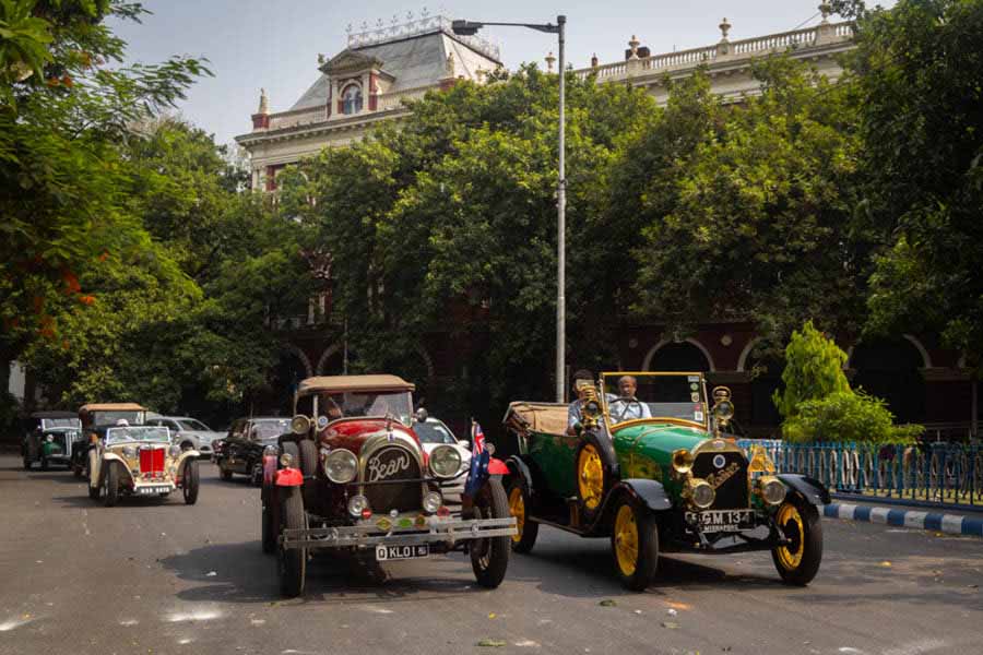 The Bean drives through Kolkata next to 1913 Stoewer C1.