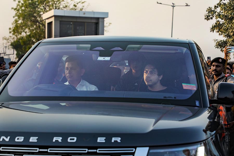 Shah Rukh Khan’s sons Aryan Khan and Abram Khan were also spotted on their way to Anant and Radhika's pre-wedding. 