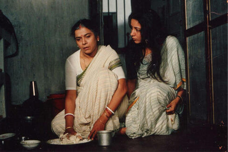 A scene from ‘Ek Din Achanak’, with Uttara Baokar and Shabana Azmi