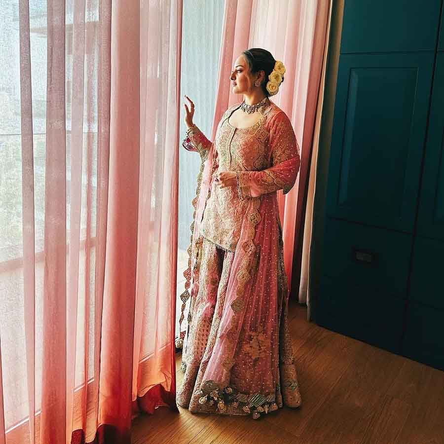 Sonakshi rocked the pink look in a Rimple and Harpreet gharara kameez with sequins and gold embroidery. She tucked her hair into a neat bun with a white rose gajra and wore flower-shaped statement earrings.