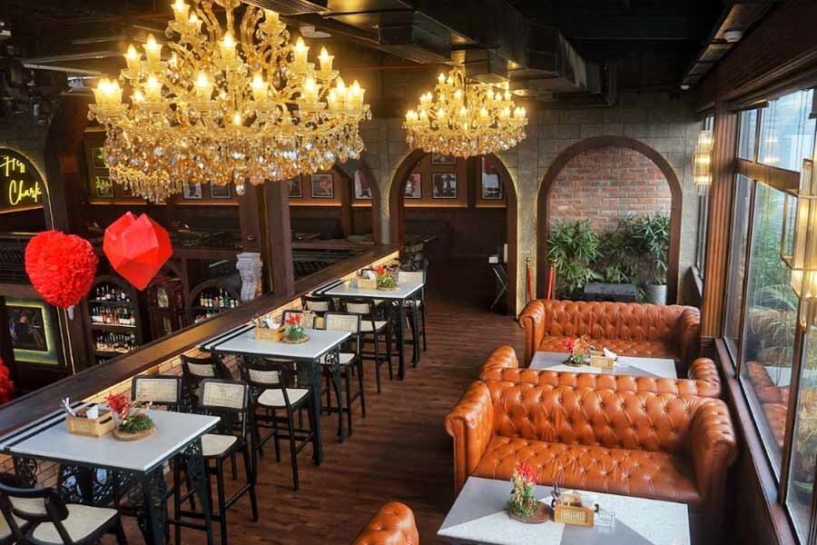 The second floor of the venue overlooks the first, decked up with plush leather sofas, elegant chandeliers and individual tables for a cosy yet sophisticated setting 