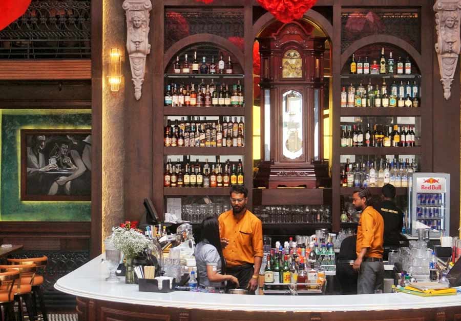 As you enter you are greeted by a huge U-shaped bar which has an antique look. A grandfather clock placed at the bar adds to the charm of the place