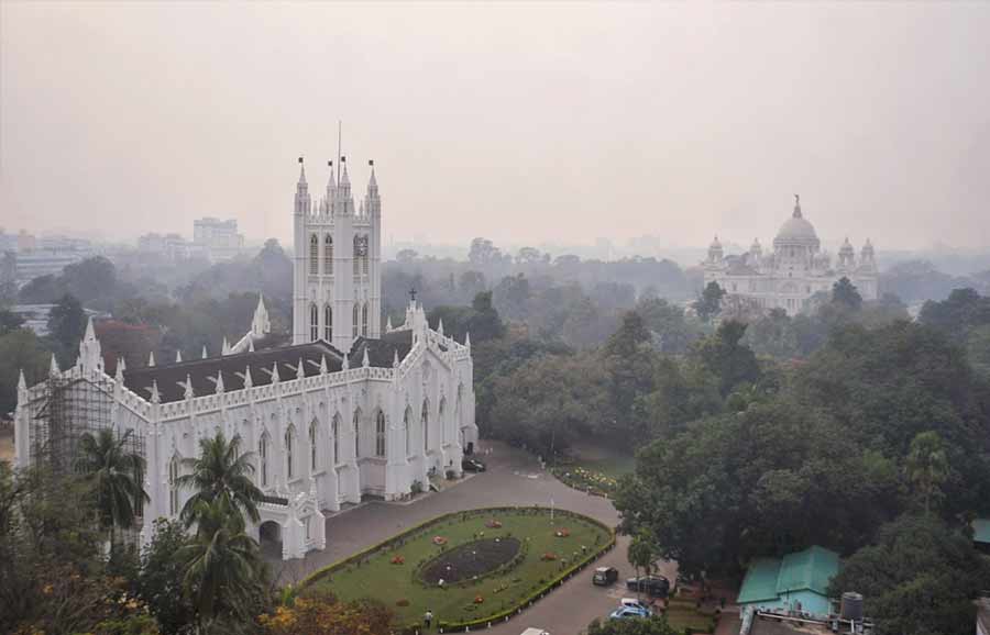 Victoria’s Deck comes with this breath-taking view of St Paul's Cathedral, Victoria Memorial, Vidyasagar Setu, Howrah Bridge, and the Eden Gardens
