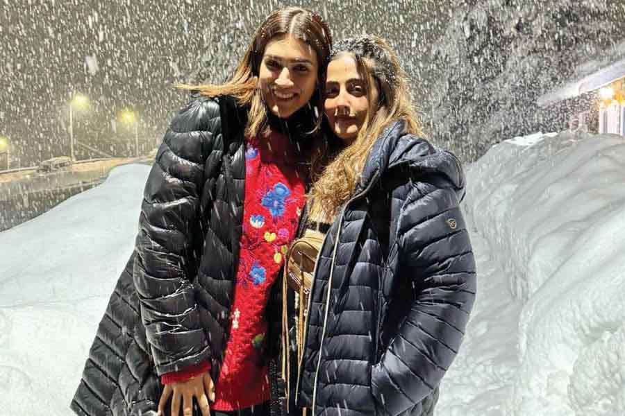 Kriti Sanon at Gulmarg with her friends.